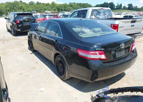 2010 Toyota Camry Le z USA, uszkodzony, nr VIN 4T4BF3EK2AR031958